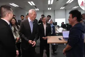 李显龙抵穗首日，乘坐无人驾驶小巴游览生物岛图片