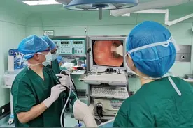 男子咳嗽大半年竟因虾壳呛入肺，待发现时肺部已是癌前病变图片