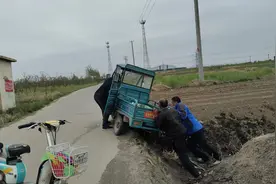 三轮车不慎翻进沟，网格员及时救援暖民心图片