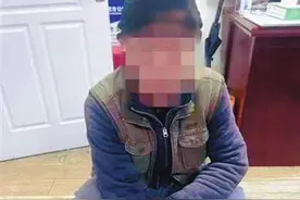 旧物市场惊现“狠”物 一男子当街售卖 被警方传唤图片