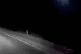 热闻|多地网友目击不明飞行物，闪光时黑夜变白昼！网友：超炫！图片