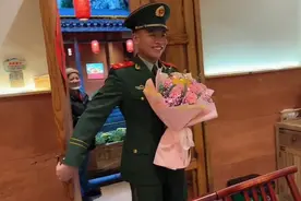 兵哥哥悄悄回家探望母亲：上一秒还说在部队，下一秒就出现在眼前图片
