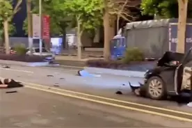 3女子合骑电动车凌晨与轿车相撞，已致人员伤亡图片