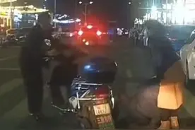 男子帮老人扶电车被质问撞人就想走，当事人：事前已确认打开行车记录仪，心寒，但下次还会扶图片