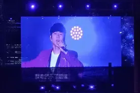 “红馆”不香了？为啥艺人扎堆在香港中环露天开演唱会……图片