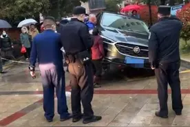 私家车占用消防通道被掀翻，处罚来了！图片