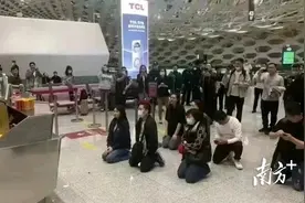 雨天跪求航班起飞引发争议，网友批评：太幼稚图片