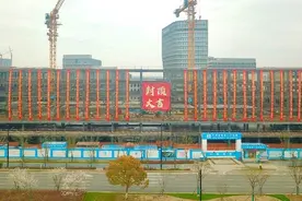 港城广场四期项目钢结构封顶图片