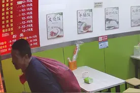 东莞一老人以物换饭两次被拒，看到最后网友表示很暖心！图片