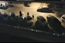 醉酒中专生深夜爬上车顶，扔酒瓶隔墙挑衅大学生，警方：已带至派出所教育图片