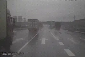 高速上开车，变道别任性！图片