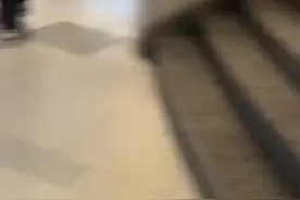 外卖小哥穿工作服欲使用商场卫生间被拦 商场：只提供给顾客使用图片
