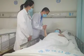 房颤老人擅停抗凝药引发脑梗死，医生提醒：药别乱停图片