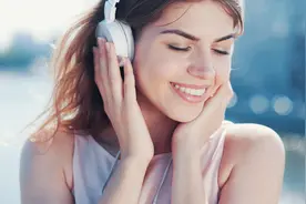 美媒：研究发现，人对朋友和热恋对象发出的笑声存在差异图片