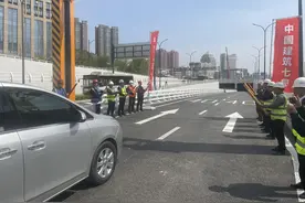 利好！工程难度堪比“心脏搭桥手术”的郑州下穿二七广场隧道今日试通车图片