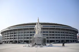 北京首座国际标准专业足球场“新工体”竣工图片