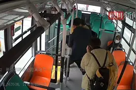 孩子昏迷妈妈痛哭，武汉公交H102路秒变救护车2分钟直送医院图片