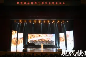 这场音乐会上，“小田同学”和妈妈同台献唱！图片