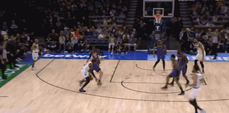 高速反击单臂劈扣！湖记：詹姆斯的直线速度仍让所有人望尘莫及图片