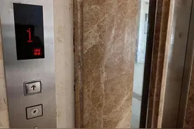 电梯停摆半个多月，18个楼层144户居民无奈爬楼上下……图片