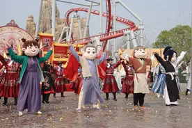 北京欢乐谷客流量创新高，游客邂逅《武林外传》“佟掌柜”图片