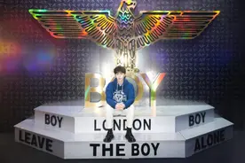 范丞丞宋雨琦现身广州一同看秀，范丞丞透露正在惠州拍戏图片