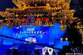 夜晚，璀璨的大明湖超然楼图片