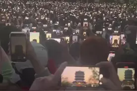 动作超整齐！游客“超然楼”亮灯瞬间图片