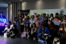 宠主带着狗狗看《忠犬八公》，哈士奇坐得住吗图片