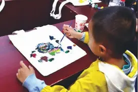 错过最佳干预期，许多“星爸妈”很后悔 专家：5岁内发现自闭症并科学干预治疗，绝大多数轻症患儿可回归正常生活图片