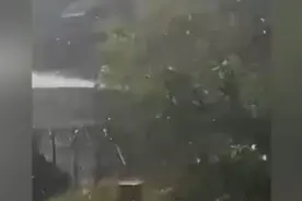 贵州遵义遇暴雨冰雹，网友拍到街上冰雹流成河！图片