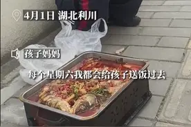 羡慕！高三陪读妈妈端炉子送烤鱼，儿子时间紧蹲地边烤边吃，妈妈：每周六都会送吃的图片