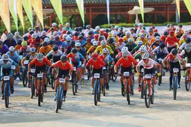 贵州福泉：千余名自行车手竞速山间上演“速度与激情”图片