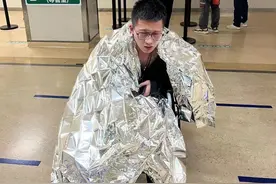 17岁少女想不开深夜跳江，陪父母治病的莱西辅警下水救人图片