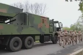 远程机动！战略支援部队某部多课目锤炼备战保通能力图片