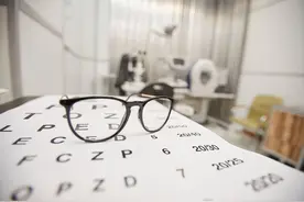 宝宝眼睛大又圆！怕光还流眼泪，得了这种眼病怎么办图片