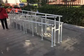 装扶手修坡道改马桶，小活儿钱少不愿接，房屋适老改造要加油了图片