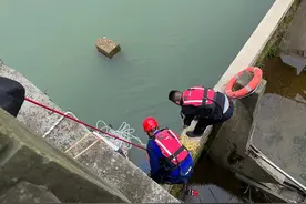 生死关头，民辅警在10米高坝“飞檐走壁”救下落水男子图片