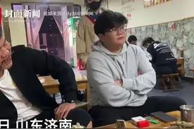 惊喜！女子突然出现在异地恋对象面前 男友直接愣住捂眼哭泣图片