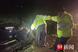轿车雨夜翻入水渠 警辅联手施救图片