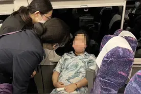 暖心！列车上孕妇突感不适，工作人员倾力救助……图片