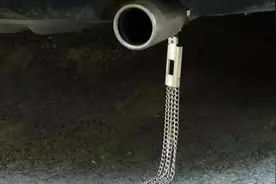 在车尾绑一根绳子？这有什么用？图片