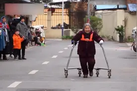 男子为八旬老母自制不锈钢健步车视频封面