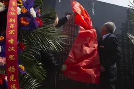 75年后，她见到了碑上的父亲图片