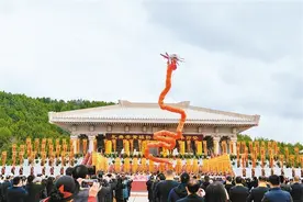 癸卯(2023)年清明公祭轩辕黄帝典礼举行 肖捷朱永新赵一德林中森郁慕明陈旭张志军徐新荣等参加公祭典礼 赵刚恭读祭文图片