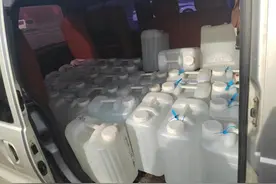 危险！面包车违规装载25桶散装白酒图片