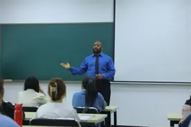 十年来每节课都为学生唱英文歌，武汉这位外教老师为课堂注入正能量图片