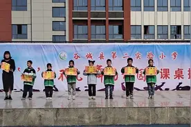 “桌”而不凡 舞动校园——谷城县第二实验小学开展课桌操比赛图片