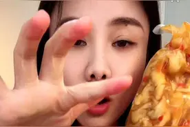 已致歉，网红密子君带货的无骨鸡爪被疑有蟑螂，直播带货不能“张口就来”图片