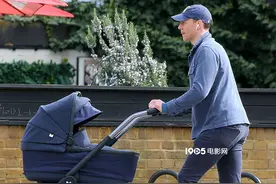 奶爸“抖森”剪短发独自遛娃 长腿翘臀线条感瞩目图片